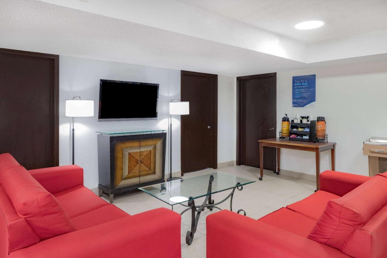 Days Inn By Wyndham Pensacola I-10 Ferry Pass Exteriér fotografie