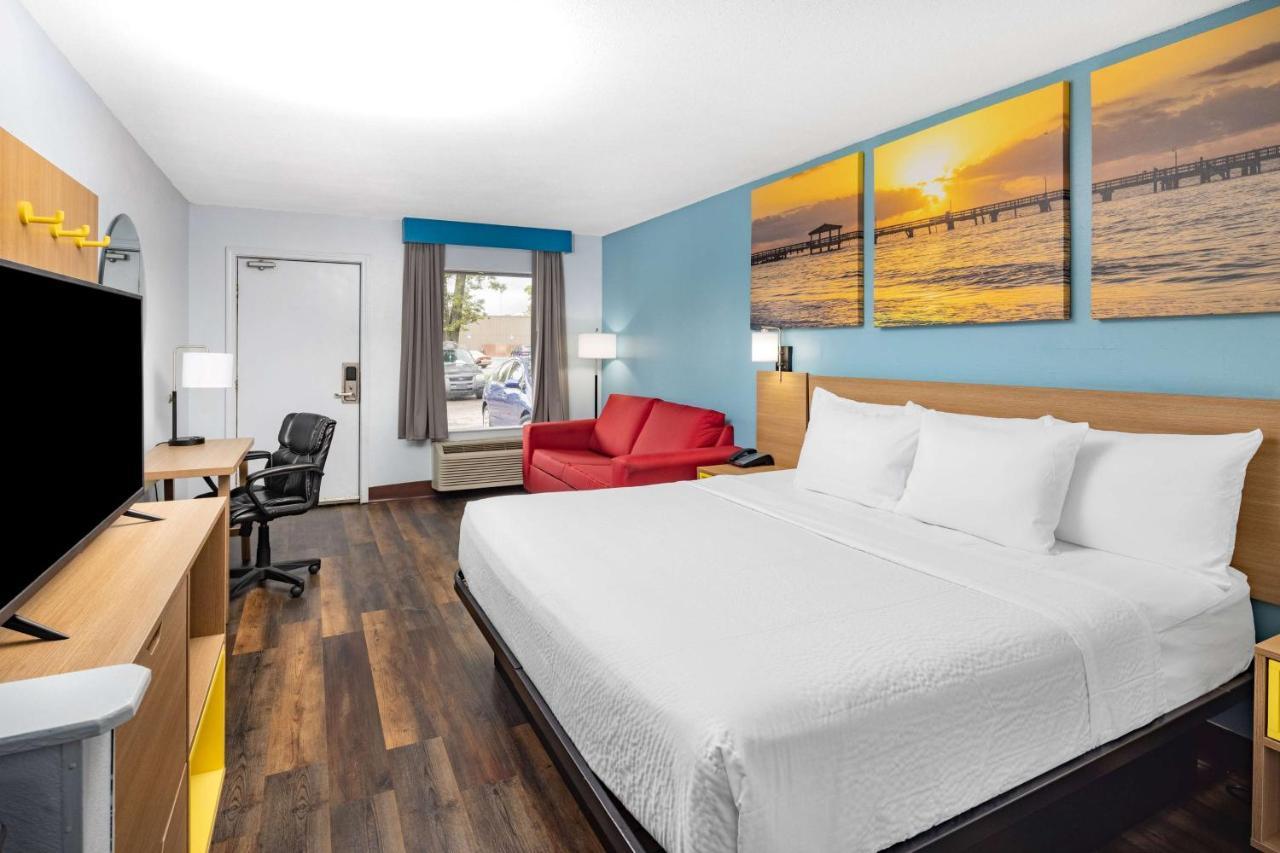 Days Inn By Wyndham Pensacola I-10 Ferry Pass Exteriér fotografie